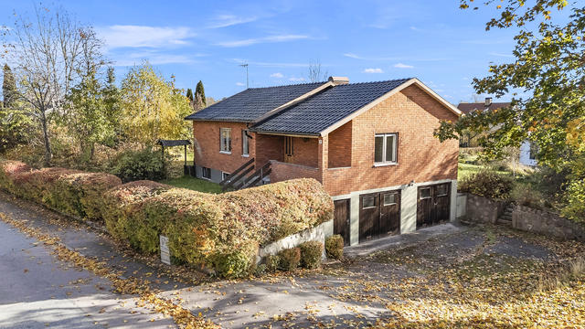 Entrésidan med gott om parkering 