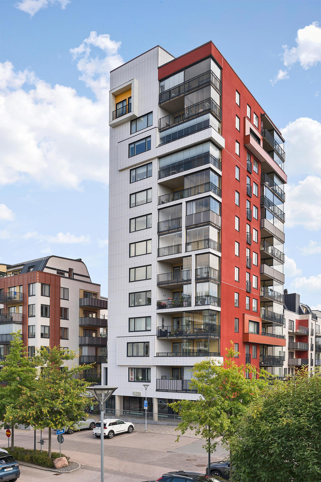 Belägen på 2:a våningen i höghuset på Vallhamra torg!