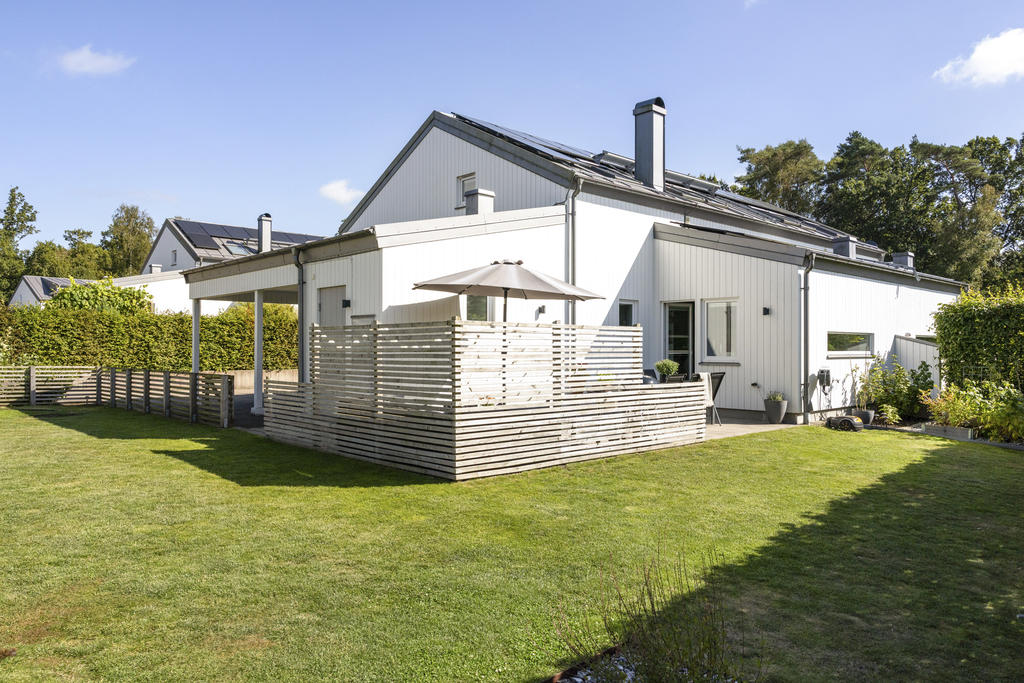 Trädgård och uteplats på baksidan
