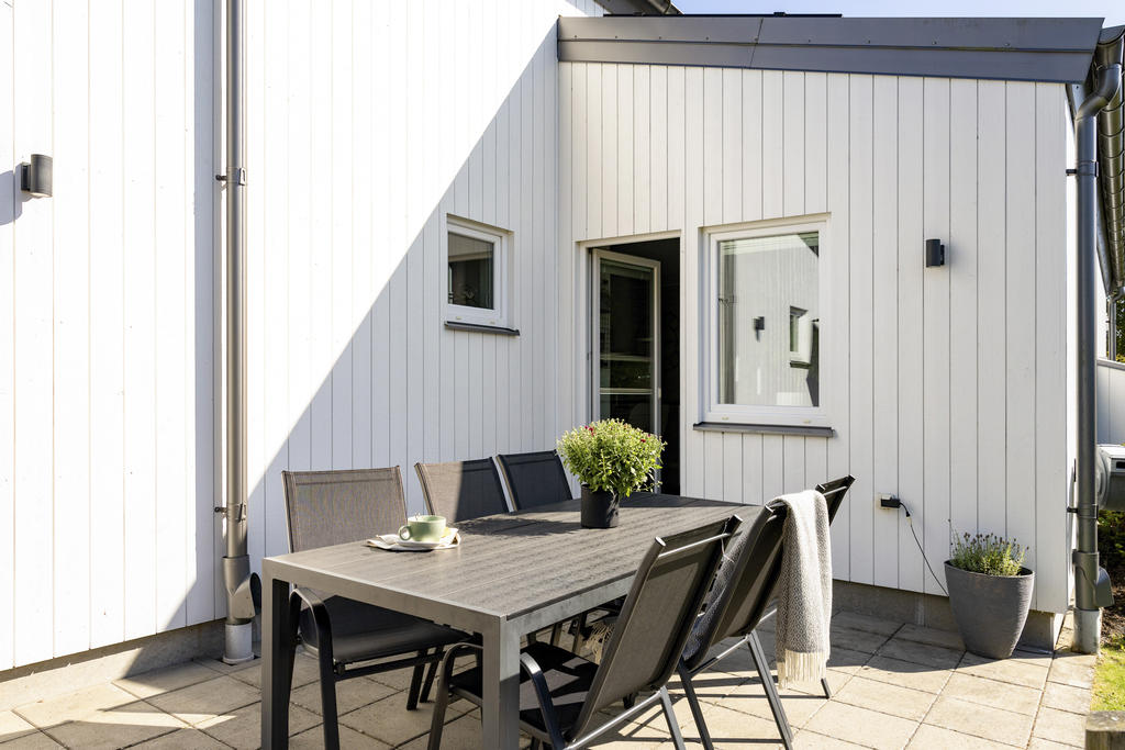 Stensatt uteplats med eftermiddags- och kvällsol