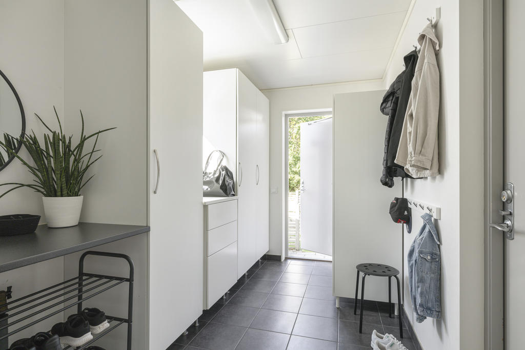 Kombinerat groventré/förråd med ingång från både carport och trädgård