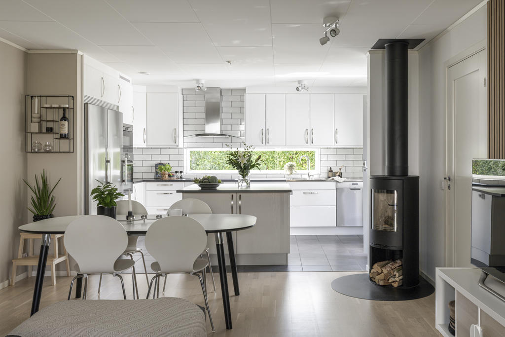 Matplats och kök med värmande kamin