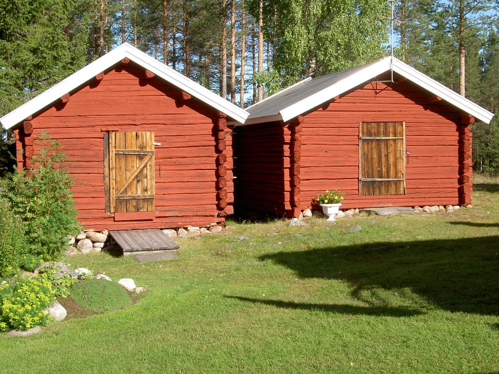Två fina lador för redskap