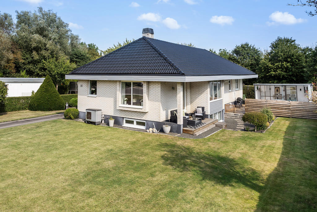 Trevlig trädgård med uteplats i söder