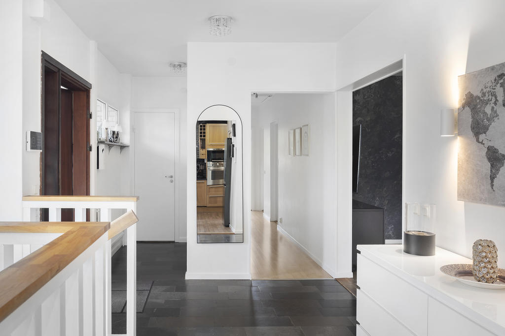 Entréhall och trappa till källaren
