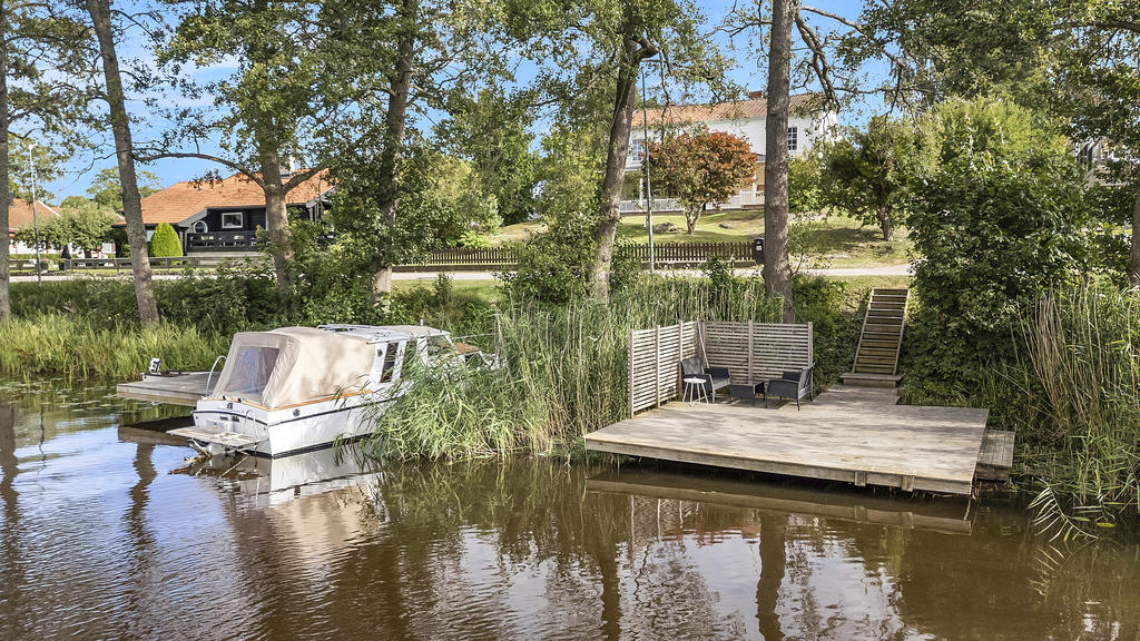 Brygga med plats för fiske och båtliv
