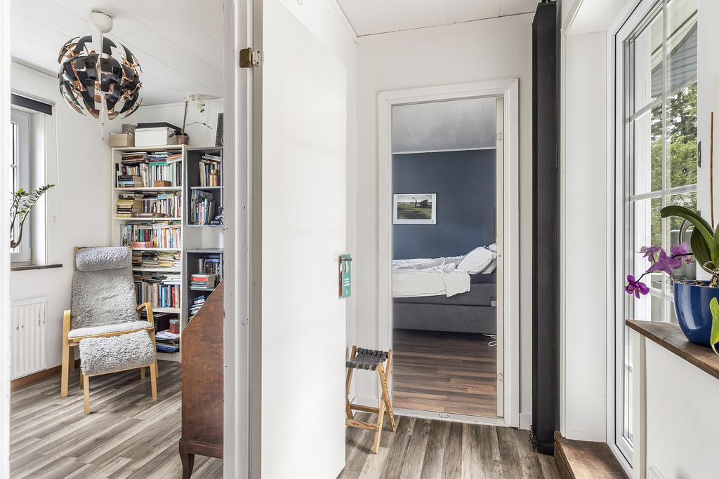 Passage in mot sovrum med utgång till altan
