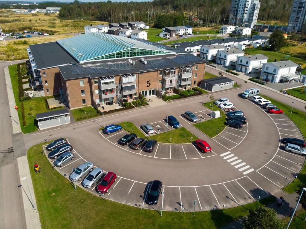Det finns flera markerade gästparkeringar på den gemensamma parkeringsytan. Totalt antal p-platser uppgår till 51 stycken.