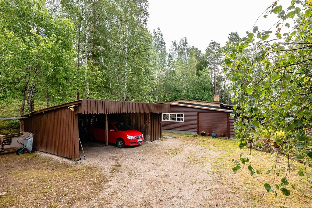Carport med plats för 2 bilar samt förråd