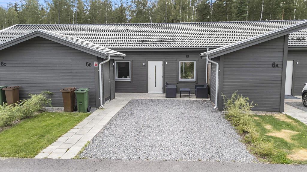Framsidan med grusad uppfart och förråd