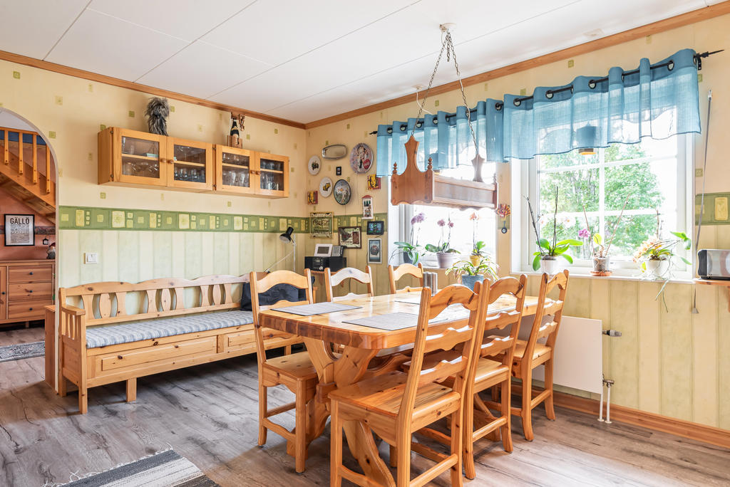 Trevlig matplats vid fönster!