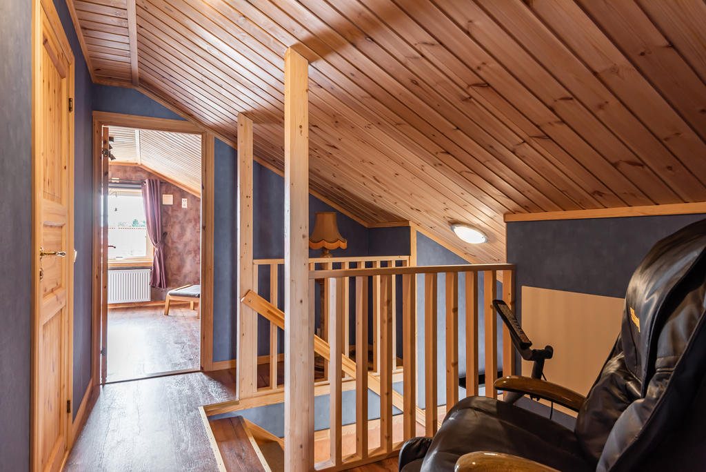 Övre plan är inredd med två sovrum, duschrum och liten hall.