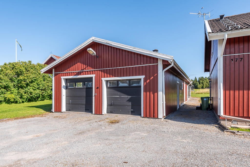 Dubbelgarage från denna sida. Ett extra högt!