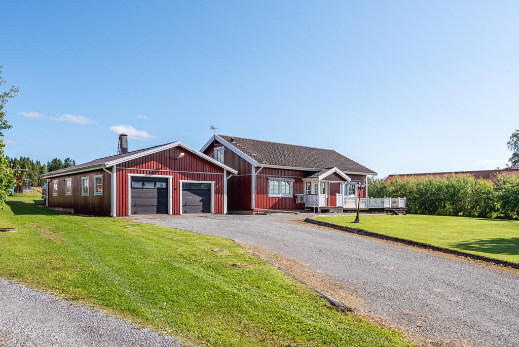 Garaget innehåller även förråd och pannrum