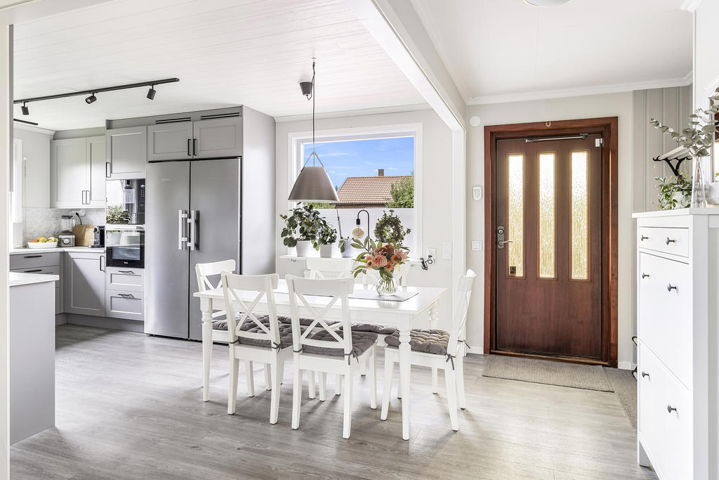 Ljus och modern matplats i öppen planlösning