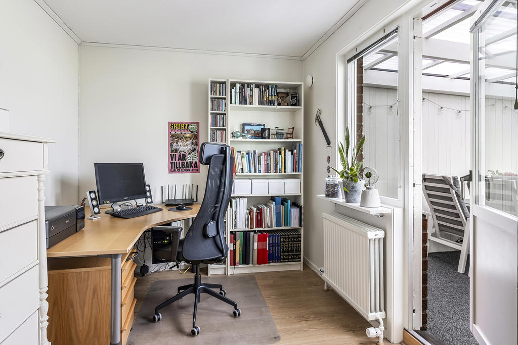 Kontor med utgång till uterum