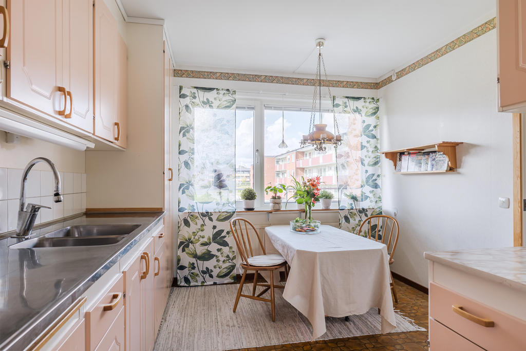 Trevligt kök med plats för matbord