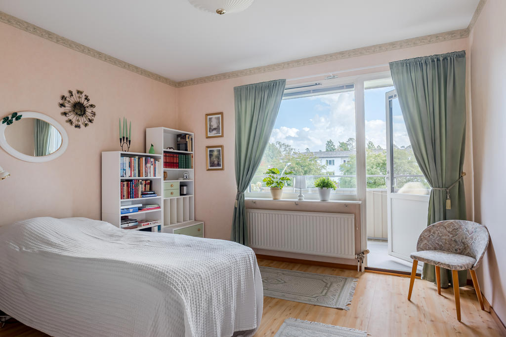 Sovrum med utgång till balkong