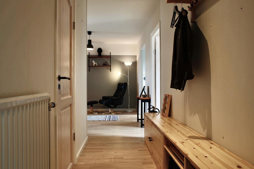 Ingång till hall med klädavhängning till höger