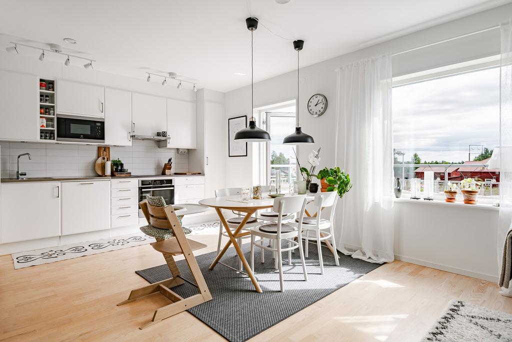 Stort och rymligt kök med gott om arbetsyta och förvaring. 