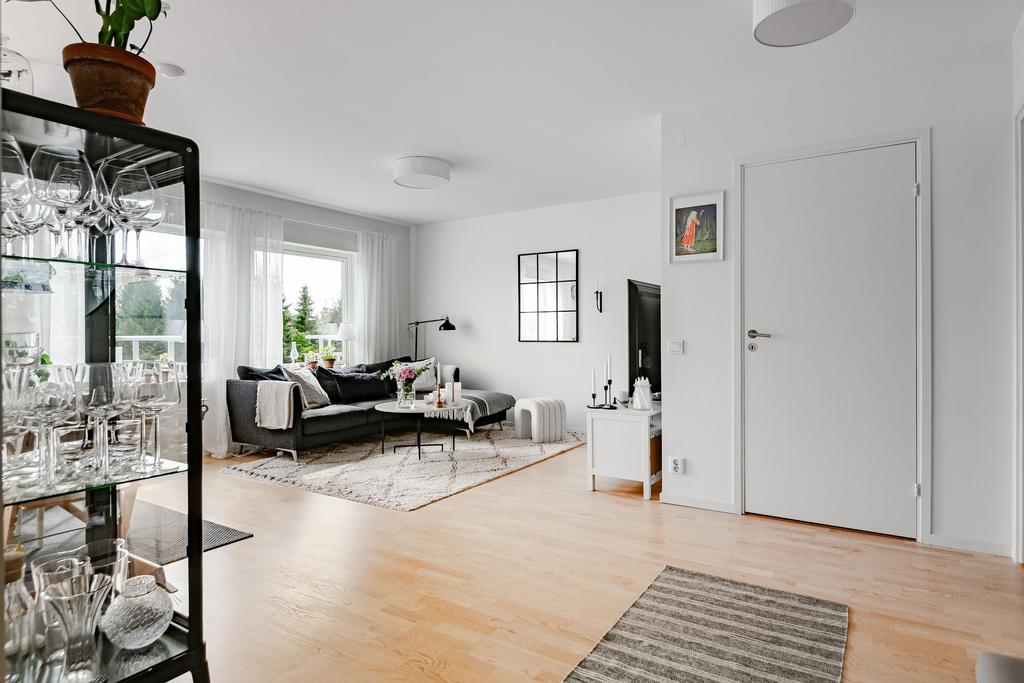 Vy över vardagrsummet från hallen. 