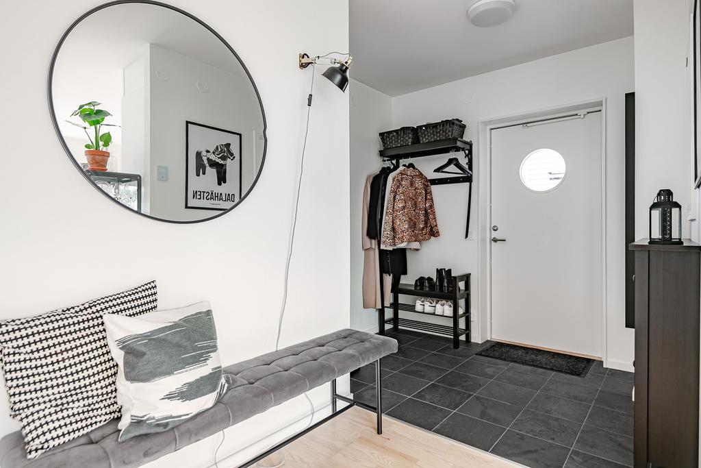 Välkomnande hall med klinkers. 