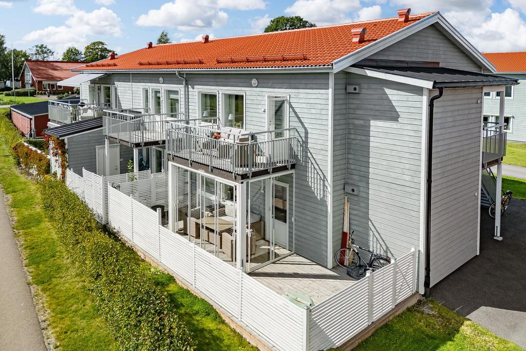 Vy över husets baksida med solsäkert läge. 
