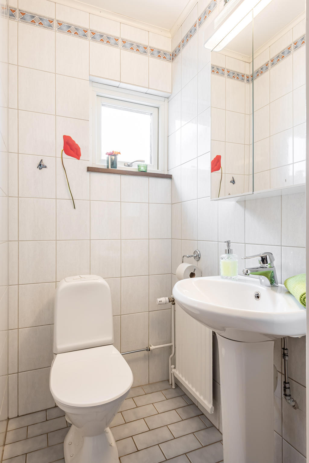 Helkaklat wc med fönster.