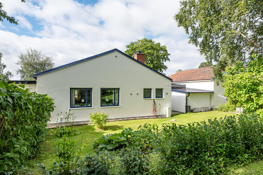 Husets baksida bjuder in till sol, lek och kanske odling. Rabarber finns att skörda.