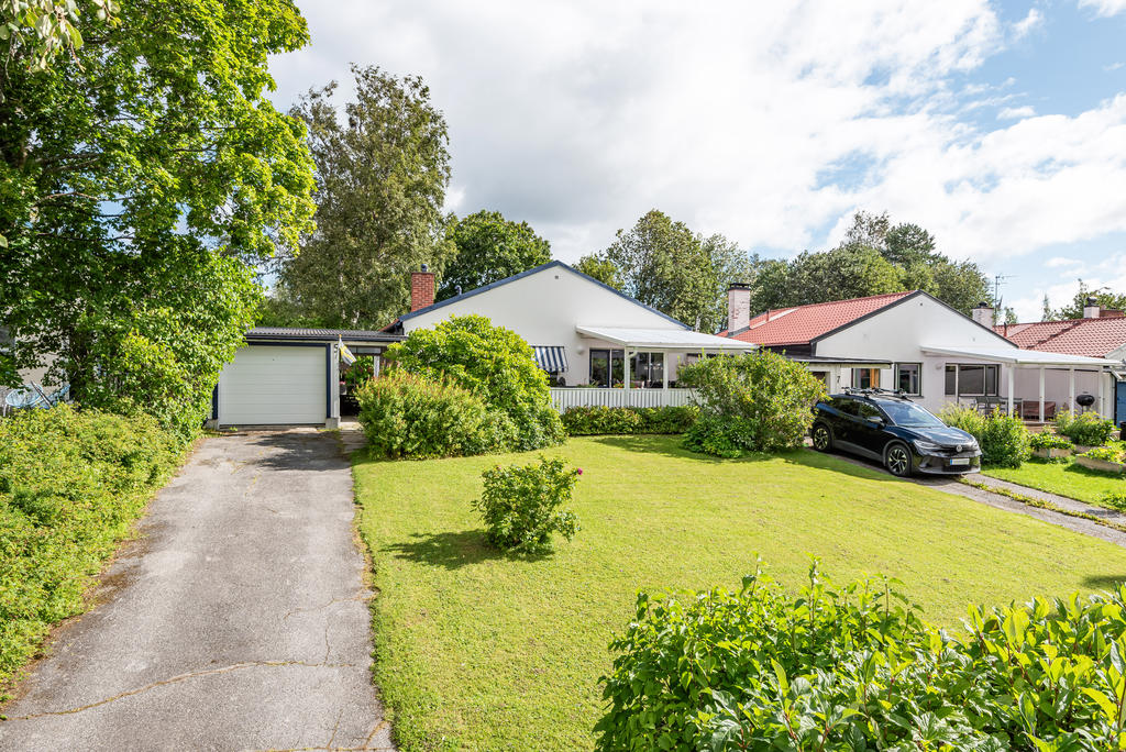 Grannar vid sidan om huset.