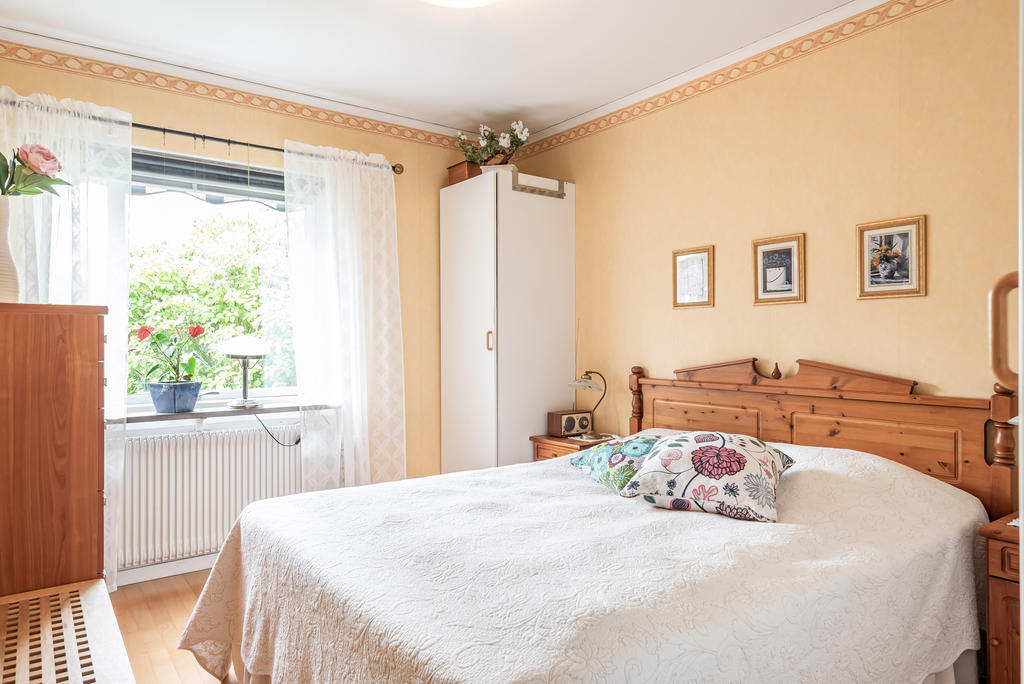Mysigt sovrum med plats för förvaring.