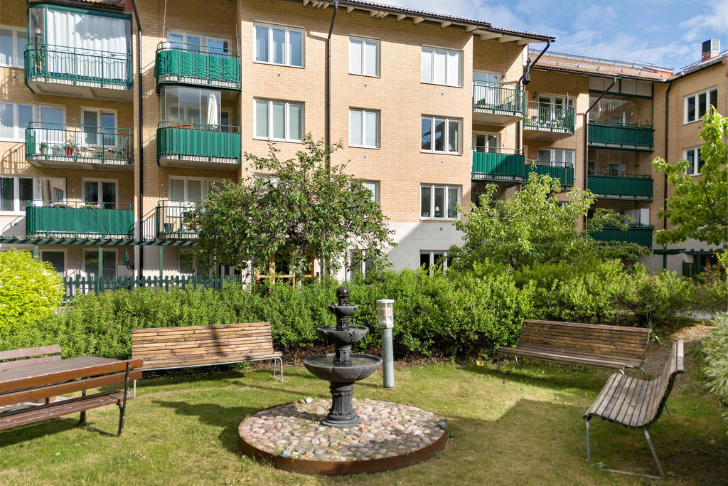 Trevlig innergård med mycket sittplatser 