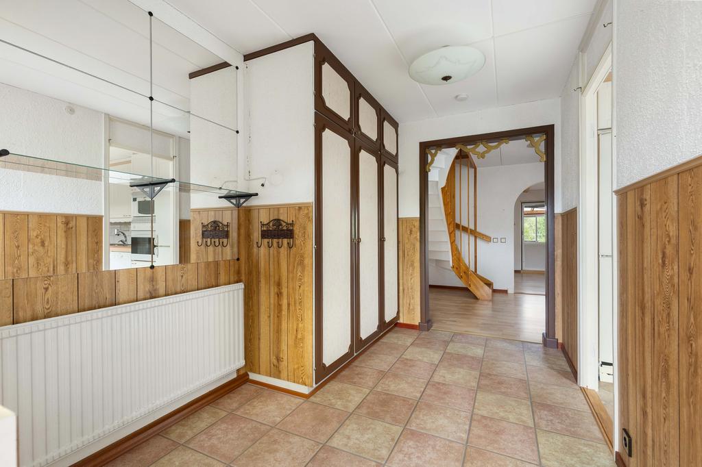 Hall med förvaring.