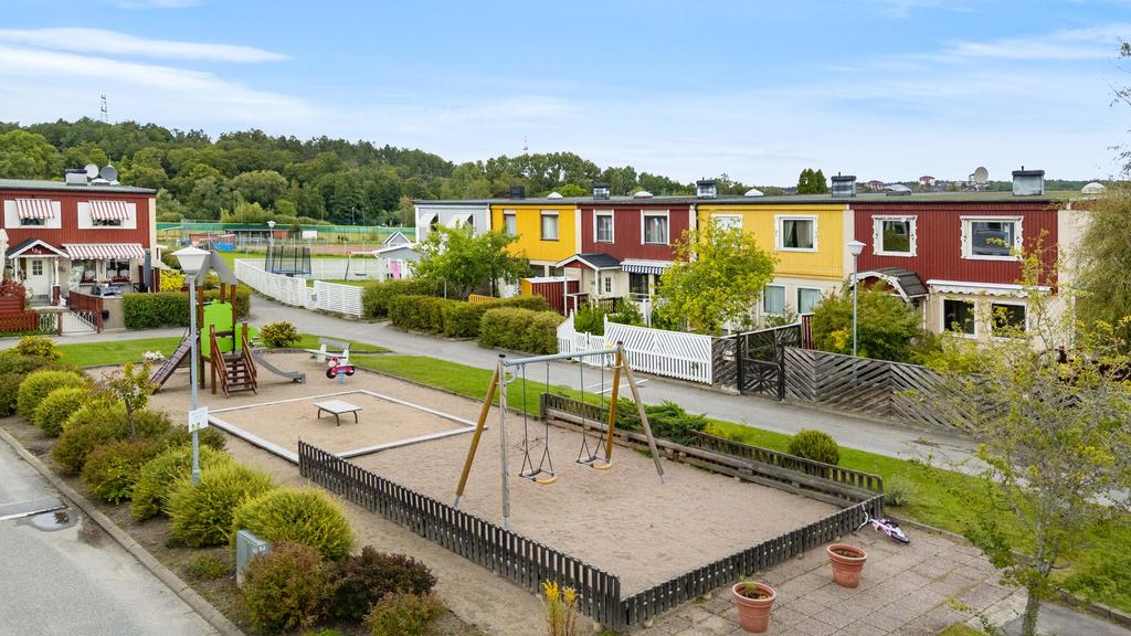 Lekplats alldeles intill huset.