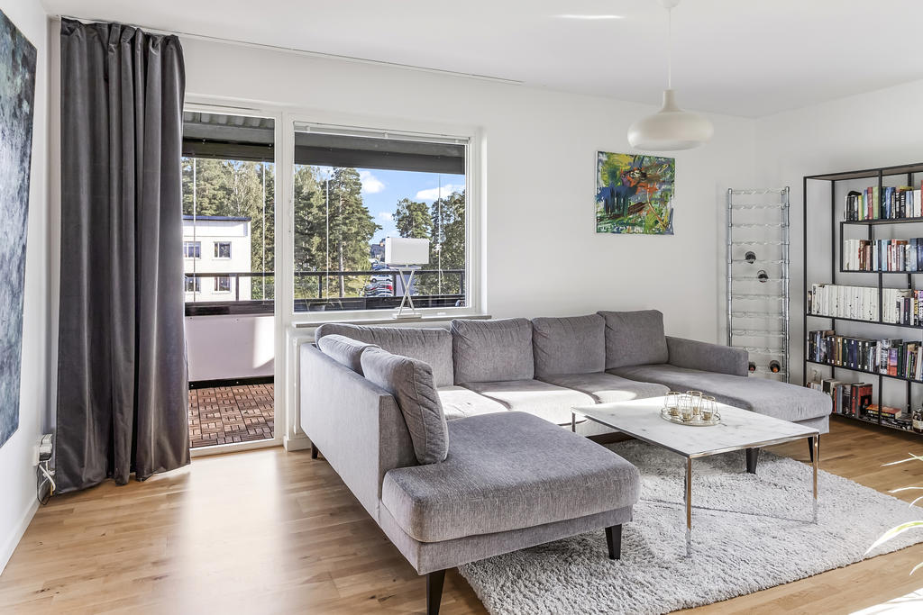 Vardagsrum med utgång till balkong