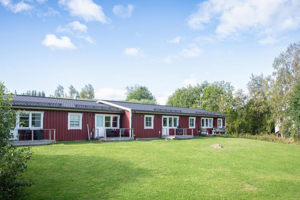Baksidan av byggnaden. Samtliga lägenheter har egen uteplats på baksidan.