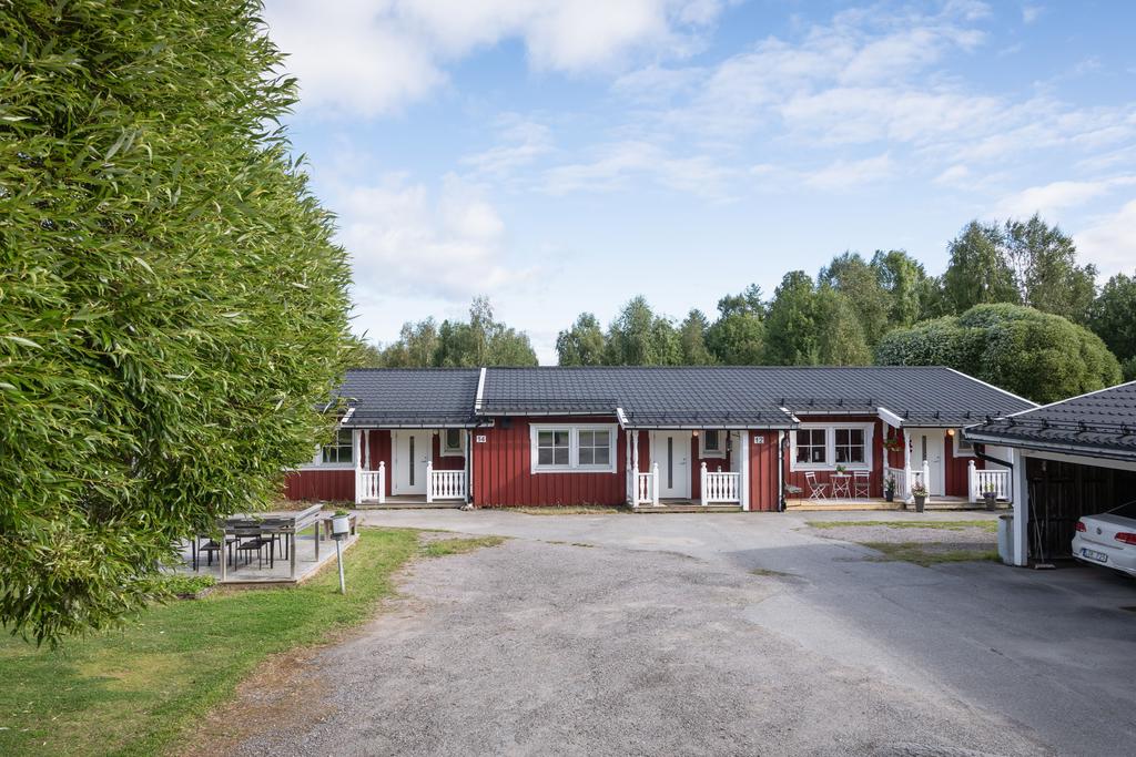 Asfalterad infart. Extra motorvärmarstolpe på gården