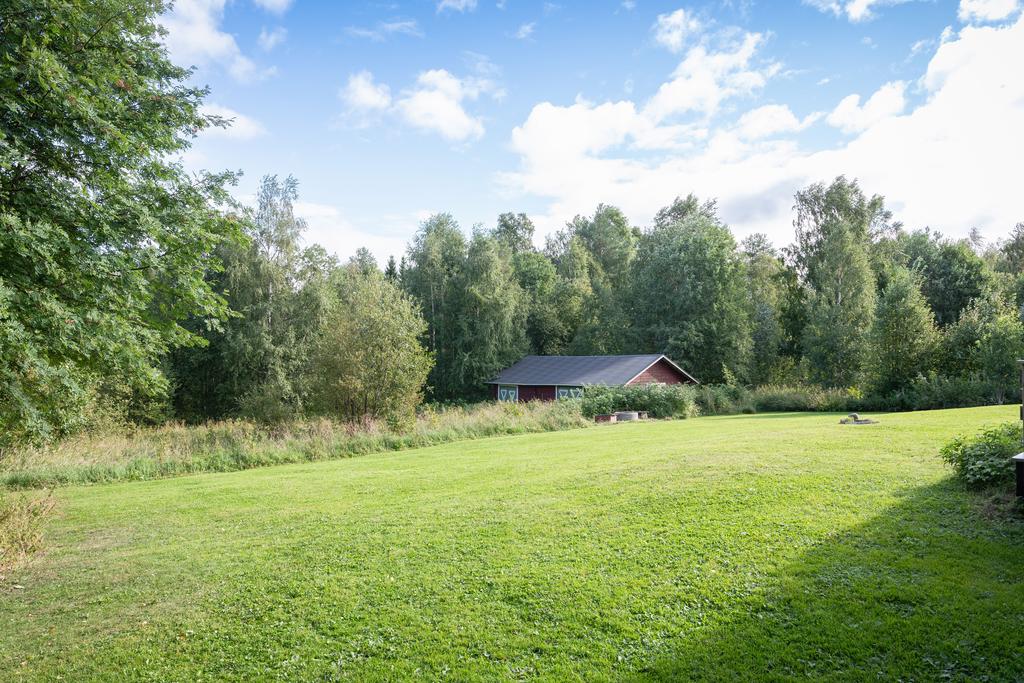 Baksidan av tomten. Naturskönt läge.