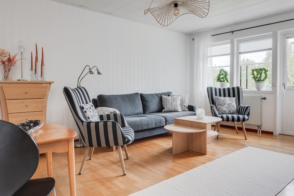 Böningsvägen 10, vardagsrum med utgång till altan på baksidan.