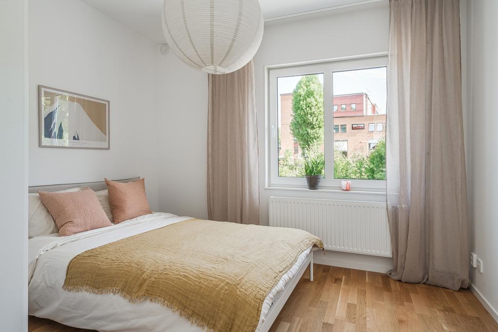 Sovrum med garderobsförvaring