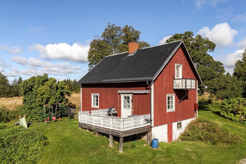 Från altanen med utgång ifrån köket ser du ner mot sjön. 