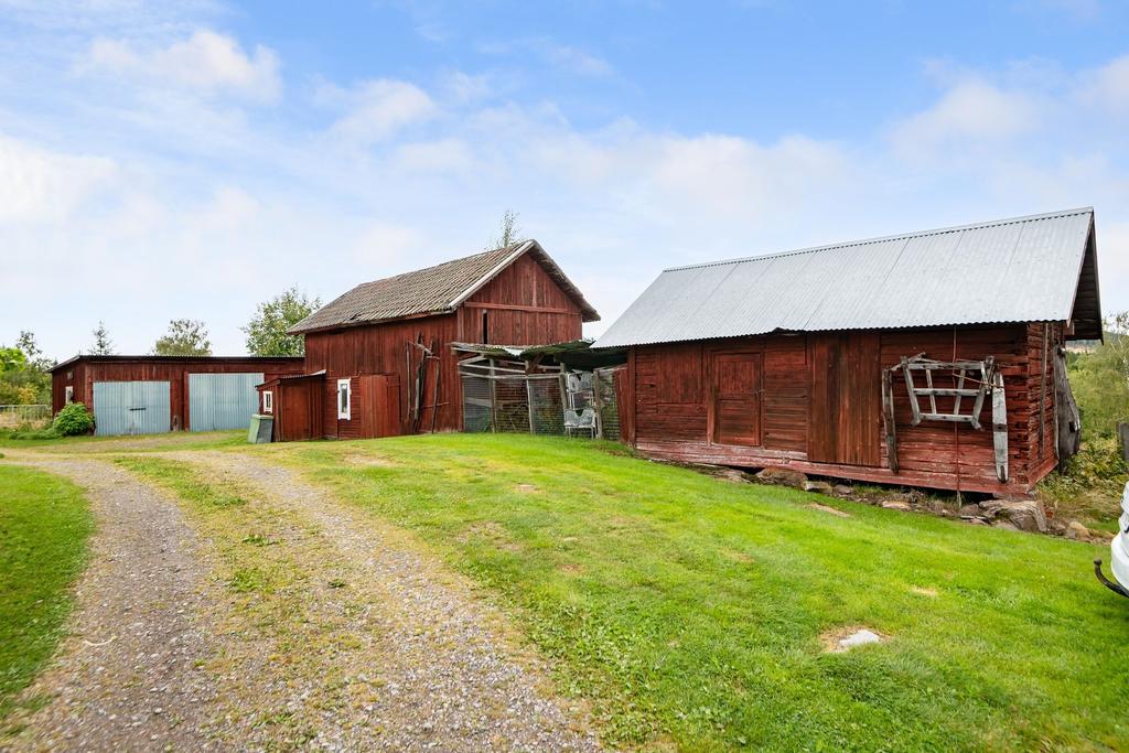 Äldre garage, lada med ett gammalt stall samt ett härbre. 