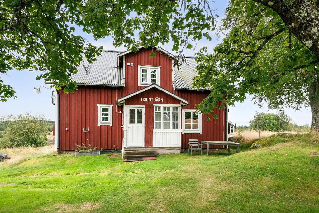 Holmtjärn 3, ett rött charmigt trähus med vita knutar.