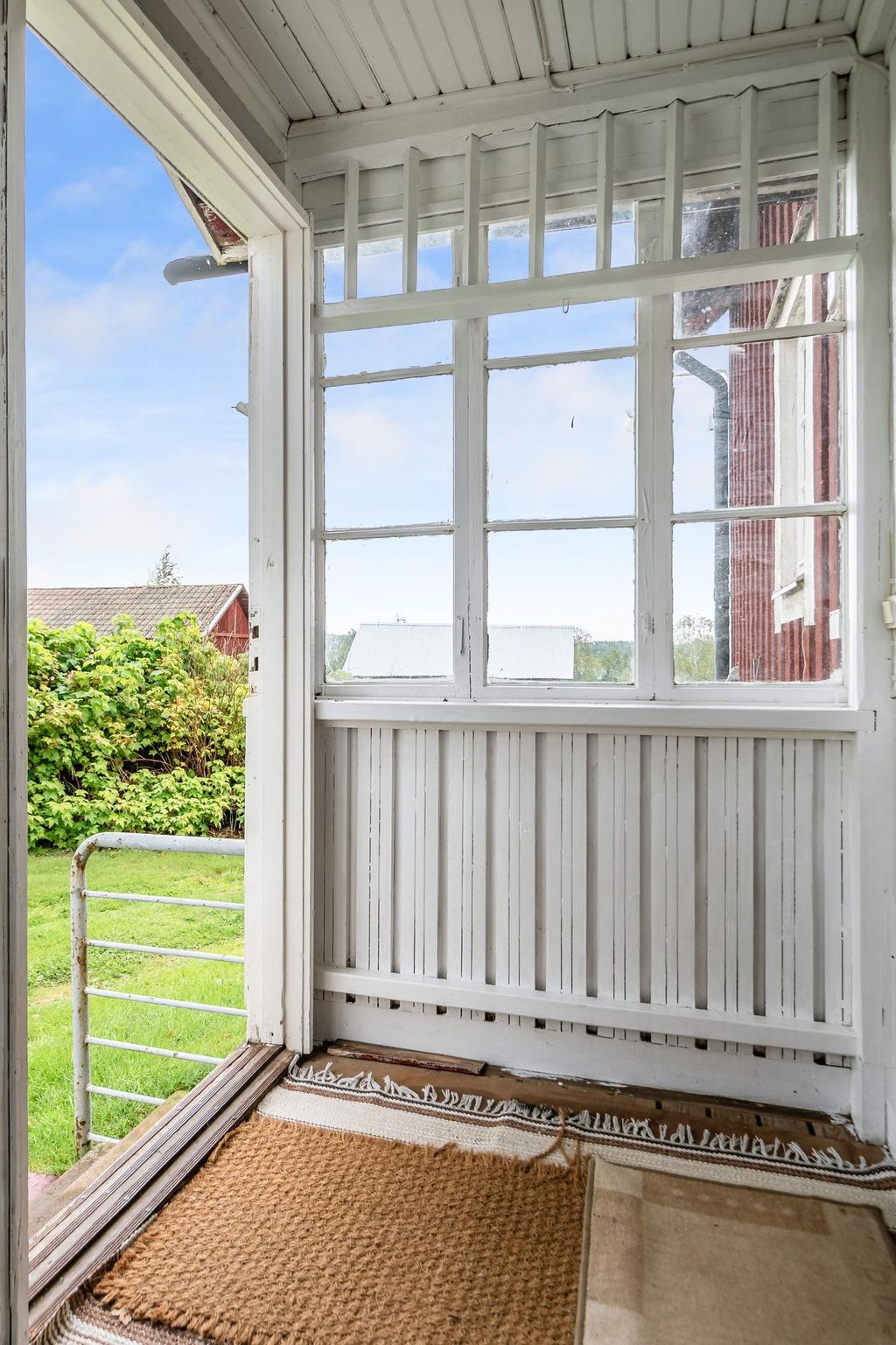 Vyn från den lilla verandan innan du kliver in i huset.