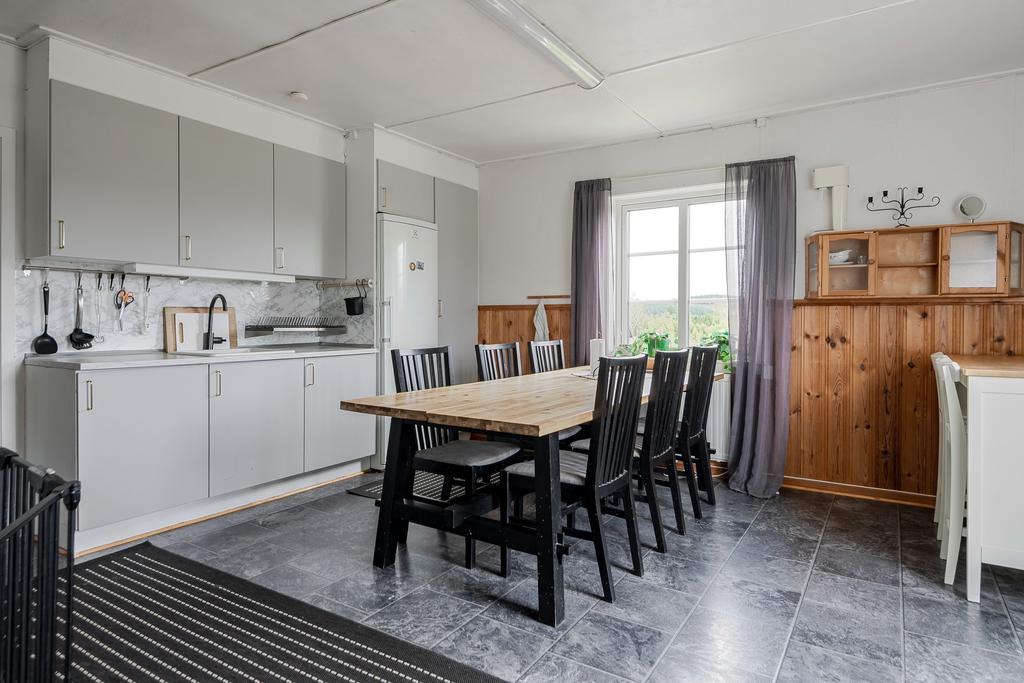 Det stora och rymliga köket som renoverades 2020. 