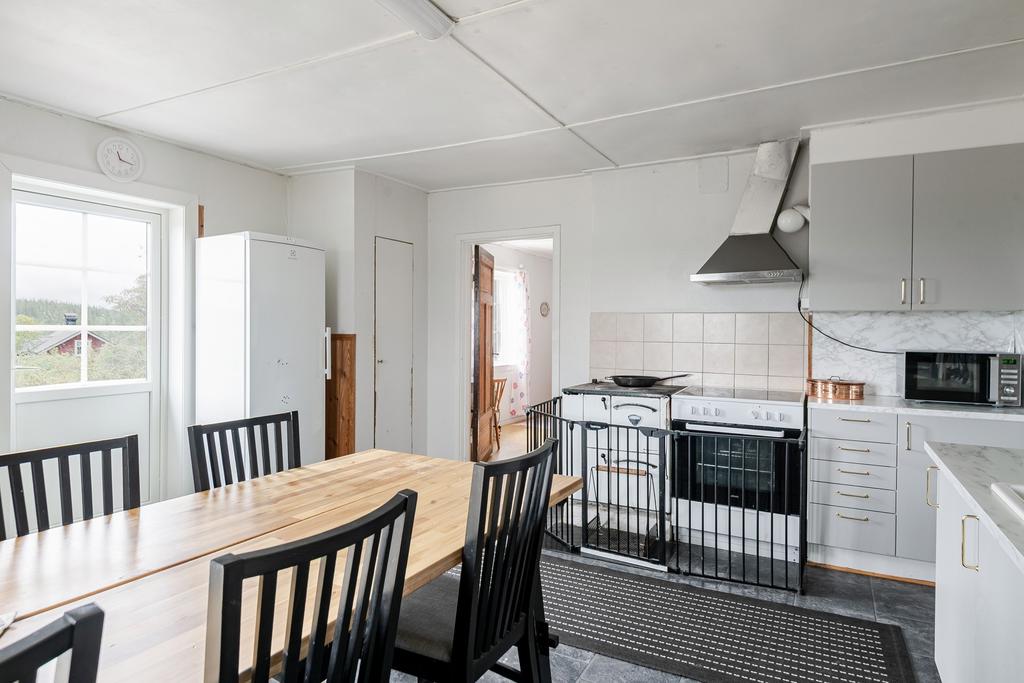 Från köket tar du dig vidare ut på altanen. 