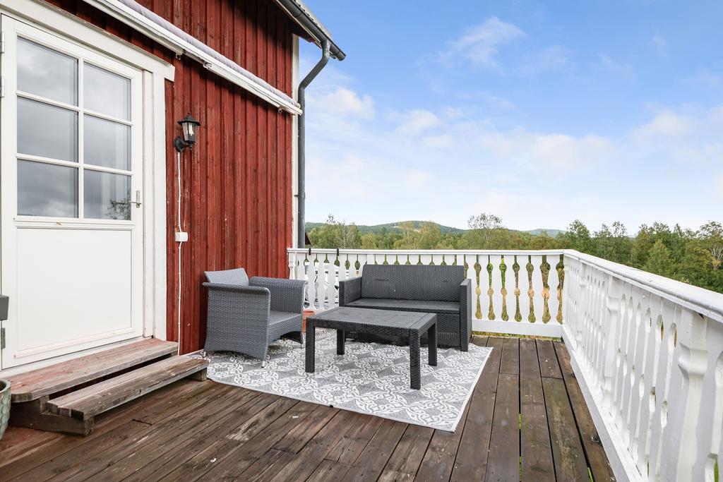 Stor och rymlig altan perfekt för frukostar, middagar eller kalas med släkt och vänner. 
