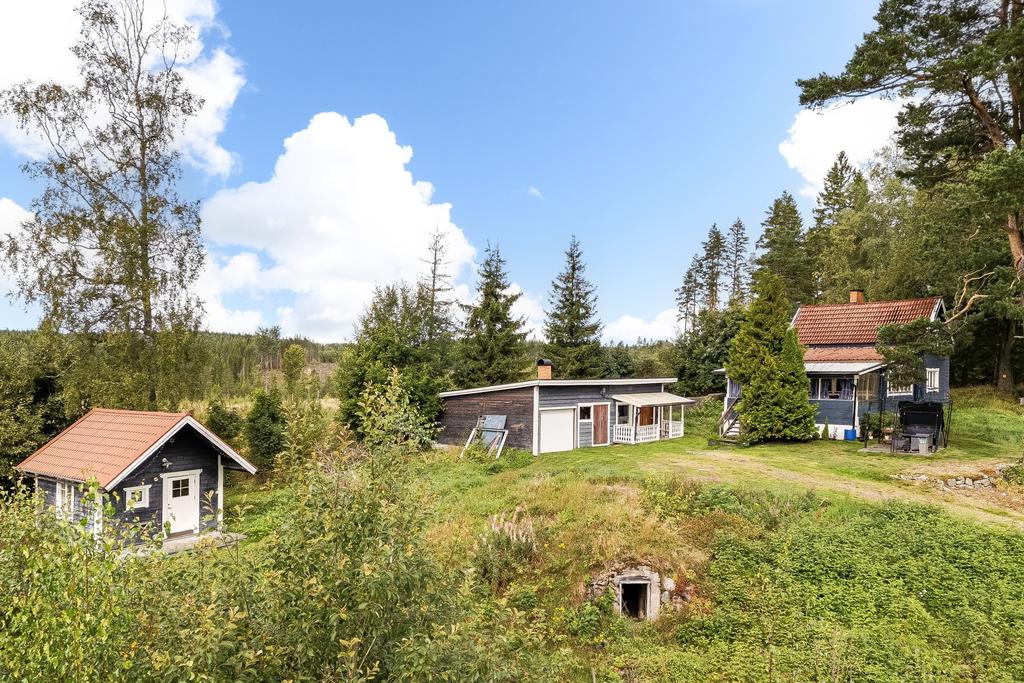 Stuga, gästhus med vidbyggt garage och boningshus. 