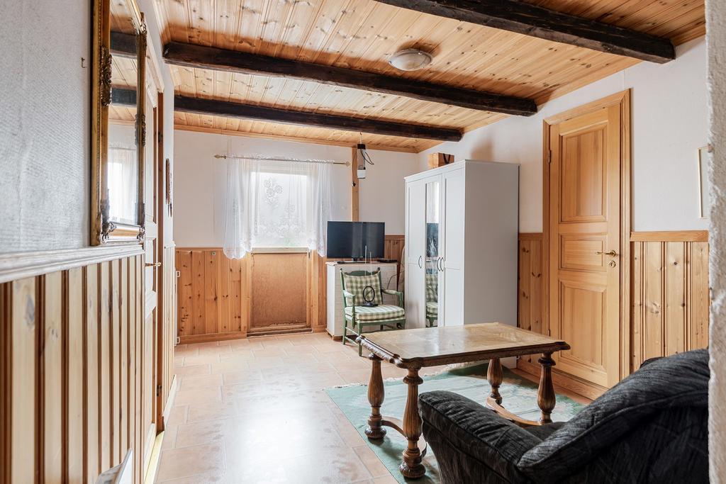 Övervåningens hall med utgång till en mindre balkong. 