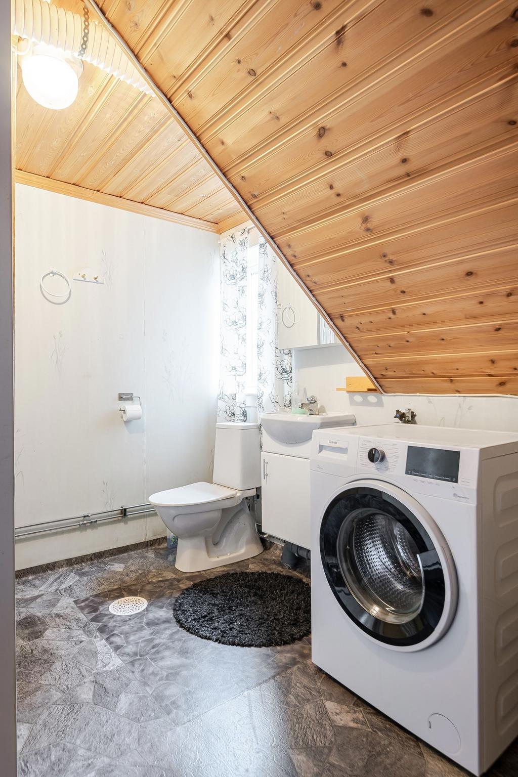 WC med dusch och tvättmaskin renoverades 2010.